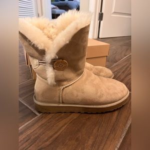 UGG boots with Bailey button size 7